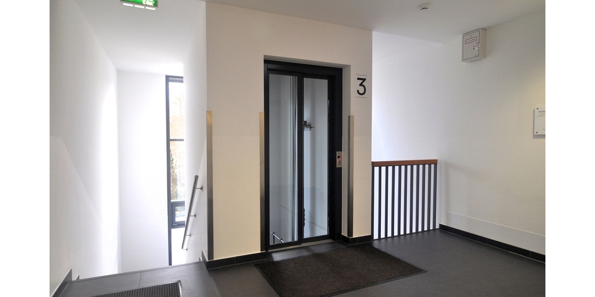Modernes Treppenhaus + Lift