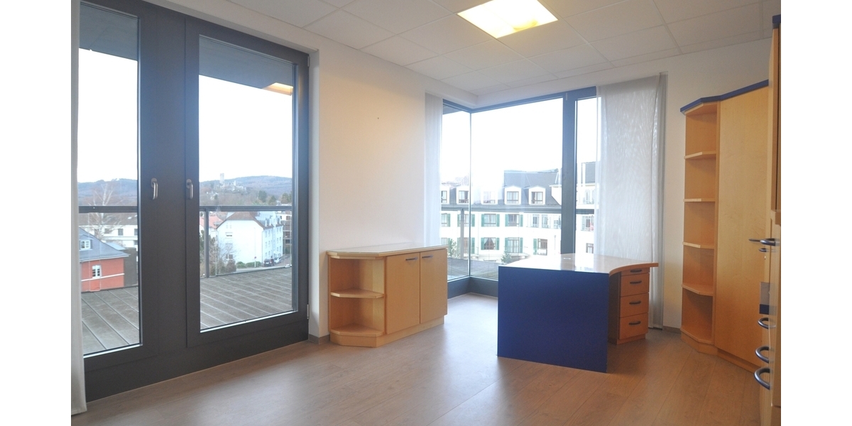 Chefzimmer mit Burgblick
